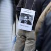 Ein Mann hat sich am 13. April während einer Mahnwache in Hessen ein Transparent mit der Aufschrift «Freiheit für Deniz Yücel!» und dem Porträt des in der Türkei inhaftierten deutsch-türkischen Journalisten umgehängt.