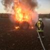 Traktor wird nahe Donauwörth durch Brand völlig zerstört