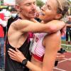 Einstein-Marathon 2021: Diese Umarmung hatte sich die Marathon-Siegerin 
Verena Cerna vom SV Tomerdingen wirklich verdient. Nach 2:48,57 Stunden 
permanentem Laufen hatte sie das Ziel erreicht.