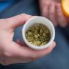 Wie gut funktioniert das neue Cannabis-Gesetz? Patienten und Experten kritisieren besonders die hohen Kosten von medizinischem Cannabis in Apotheken.