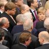 Allein gelassen? Angela Merkel bei der Abstimmung im Bundestag über das Griechenland-Hilfspaket in einem Pulk von Abgeordneten.