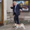 Boris Johnson kommt mit Hund Dilyn zur Wahl.