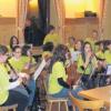 Die Ministrantenband unter Hubert Malik (am Kontrabass) erfreute mit ihren musikalischen Einlagen beim Pfarrfamilienabend in Ellgau. 