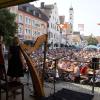 Brechend voll war der obere Stadtplatz beim Auftritt der drei Wellküren amStadtfest-Sonntag.