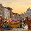 Einer Figur des Künstlers Jacques Tilly, die ironisch die Kirche für ihre Missbrauchsermittlungen kritisiert, steht in Rom in Sichtweite des Petersdoms.