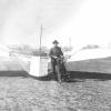 Gustav Weißkopf aus dem mittelfränkischen Leutershausen Bayern vor seinem Motorflugzeug im Jahr 1901.