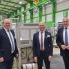 Beim Besuch der Firma Grünbeck in Höchstädt ging es um das Wasserstoff-Geschäft: (von links)  Gerrit Maneth, Fabian Mehring und Günter Stoll.