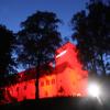 Blutrot leuchtet das Kultur- und Bürgerzentrum im Wittelsbacher Schloss. 