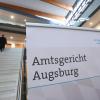 Schlägerei und Raub im Landkreis Süden: Neun Jugendliche stehen in Augsburg vor Gericht.