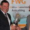 Erwin Gerblinger (links), seit zwölf Jahren Stadtrat in Augsburg, will in Affing Bürgermeister werden. Nach der Nominierung gratulierte ihm Josef Schmid. 