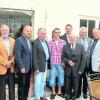 Durch die Unterstützung des Lions-Clubs Dillingen konnten dem jungen Izmir Hysenaj neue Armprothesen angepasst werden. Das Foto zeigt die Gruppe vor der Abfahrt zum Flughafen (von links nach rechts): Alfons Hawner, Walter Klarmann, Siegfried Wölz, Izmir, Oberbürgermeister Frank Kunz, Dr. Dr. Wilhelm Röll, Prof. Ludwig Häring und Franz Brichta. Foto: Brichta