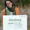 Umweltfachkraft Christine Hengeler mit dem neuen Label für Günzburg.