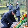 Verteidigungsminister Boris Pistorius richtet einen Kranz auf dem Jüdischen Friedhof Weißensee. Am Volkstrauertag wird jedes Jahr der Opfer von Krieg und Gewaltherrschaft gedacht.