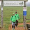 Auf mehrere beschilderte Routen rund um Ellerbach können die Vorsitzende der „Aschbergfüßler“, Sonja Fleschberger (vorne), sowie Kassierer Bernhard Höchstötter verweisen. Wie hier auf der Finnbahn bei der Kneippanlage.