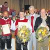 Bezirksleiter Guntram Schuhmacher (Zweiter von rechts) zeichnete mit Heinz Wohlrab (Blaskapelle Edelstetten) und Max Dopfer (Blaskapelle Neuburg) zwei verdiente Musiker aus. Karl Vogg (rechts) wurde zum Ehrenmitglied des Musikvereins Neuburg ernannt.  