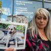 Judith Jamesson steht mit einem Foto ihres erschossenen Hundes Maja vor dem Strafgerichtsgebäude. 