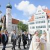 Am Sonntag begannen die Feierlichkeiten mit einem Festgottesdienst. Zuvor gab es einen Kirchenzug von der Pfarrkirche am Schloss vorbei zum Festzelt. Begleitet wurde dieser von den Fahnenabordnungen aller Vereine. Einen guten Draht nach oben hatten die Raunauer offensichtlich auch, was sich am herrlichen Sommerwetter zeigte. 