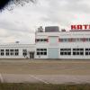 Kathrein, der Hersteller von Mobilfunkantennen, stellt seine Produktion am Standort in Nördlingen ein. Rund 700 Mitarbeiter verlieren ihren Arbeitsplatz. 	