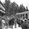 Das historische Foto zeigt die Eröffnung der Strecke der Bayerischen Zugspitzbahn vor genau 90 Jahren. Begeistert feierten die Menschen den technischen Fortschritt. 