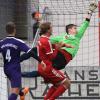 Vergebene Flugeinlage: Neuburgs Schlussmann Matthias Kollar (Mitte) war bei den beiden Gegentreffern chancenlos. Am Ende mussten sich die Lilaweißen im Heimspiel gegen den Tabellenletzten TSV Möttingen mit einem 2:2-Unentschieden begnügen.  	