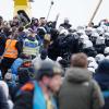 Die Polizei rückt mit einem Großaufgebot an, um den Braunkohleort Lützerath zu räumen. Klimaaktivisten haben das Gelände besetzt.