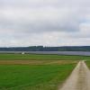 Sieht es im Norden von Baiershofen bald ähnlich wie hier im benachbarten Rechbergreuthen aus? Hier entstand vor Kurzem dieser Solarpark, in Baiershofen soll bald eine Freiflächenanlage mit circa 7 Megawatt Einspeiseleistung zum Klimaschutz beitragen.