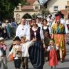 Markt Wald feiert, und der ganze Ort ist auf den Beinen. Beim Festumzug durch das eigens errichtete Markttor zeigte sich, dass in der Staudengemeinde wirklich alle mitmachen, damit das bunte Fest gelingt. Wer das selbst erleben will, hat am kommenden Wochenende noch einmal Gelegenheit dazu.