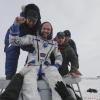 Er hat richtig gut lachen: Alexander Gerst strahlt über das ganze Gesicht, als er wieder auf der Erde ist. Er verlässt als letzter der drei Raumfahrer die Sojus-Kapsel. 