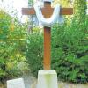 Ein Kreuz und ein Gedenkstein erinnern an den alten Friedhof in Haldenwang, der 1932 aufgelöst wurde.  