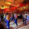 Beim Weiberfasching in Baar herrschte ausgelassene Stimmung. Viele Gruppen hatten sich für den Weiberball in der Mehrzweckhalle fantasievoll verkleidet.