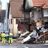 Trümmerteile liegen nach einer Explosion vor einem Wohnhaus in Stuttgart-Vaihingen.