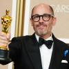 Regisseur Edward Berger mit seinem Oscar für "Im Westen nichts Neues": Der Film räumte bei den Oscars 2023 insgesamt viermal ab.