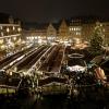 Es ist für viele Augsburger ein Pflichttermin: Zahlreiche Besucher drängten sich am Montagabend auf dem Christkindlesmarkt und warteten darauf, dass die Lichter am Christbaum und an den Ständen angingen. 