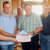 Am Mittwoch übergaben Bürger an Bürgermeister Georg Holzinger rund 800 Unterschriften gegen eine geplante Lehmgrube bei Hafenhofen.  	