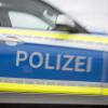 Eine Unfallflucht meldet die Friedberger Polizei aus Wulfertshausen. Dabei wurde ein weißer Ford beschädigt.