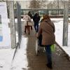 Recht beschwerlich gestaltet sich der Weg vom Parkplatz zum Impfzentrum für Senioren.