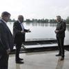 (von links) MdL Johann Häusler, Ex-MdL Johannes Strasser, Staatssekretär Roland Weigert und Unternehmer Oliver Klauser sprachen über die geplanten 32 schwimmenden Photovoltaik-Inseln im Baggersee der Firma Klauser-Wensauer.