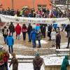 Mit einer Demonstration auf dem Marktplatz und einer anschließenden Menschenkette um das Rathaus herum hat das Bündnis "Mering ist bunt" ein Zeichen gegen die drohende Spaltung der Gesellschaft im Zuge der Corona-Pandemie gesetzt.