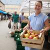 Heidi Kalchschmid, auch als Apfel-Heidi bezeichnet, freut sich über ihren Umzug am Stadtmarkt.