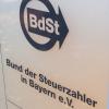 Ein Schild mit dem Logo «BdSt» und der Aufschrift «Bund der Steuerzahler in Bayern e.V.» hängt am Eingang der Geschäftsstelle des Bund der Steuerzahler.