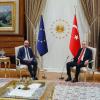Das Treffen, das das politische Brüssel nicht zur Ruhe kommen lässt: EU-Kommissionspräsidentin Ursula von der Leyen musste auf dem Sofa Platz nehmen, während EU-Ratspräsident Charles Michel neben dem türkischen Staatspräsidenten Recep Tayyip Erdogan saß.  	