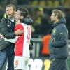 FCA-Trainer Markus Weinzierl (links) jubelt zusammen mit Pierre-Emile Höjbjerg über den 1:0-Sieg in Dortmund. BVB-Trainer Jürgen Klopp kann die Niederlage noch gar  nicht fassen. 