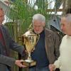 Über ihre Pokalverteidigung bei den Donaumoos-Kegelmeisterschaften freuten sich Erich Bachhuber und Vitus Thaler (von rechts), denen Schirmherr Bürgermeister Heinrich Seißler den von ihm gestifteten Pokal überreichte. 
