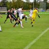 Trotz eines Treffers von Maximilian Krist (weißes Trikot, am Ball) verlor der TSV Bobingen im Hinspiel gegen Kaufering mit 1:3.