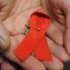 Die rote Schleife gilt als Symbol der Solidarität mit HIV-Positiven und Aids-Kranken. In Europa hat die Zahl der neuen HIV-Diagnosen im vergangenen Jahr ein Rekordhoch erreicht.