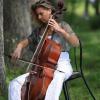 Die Cellistin Ophélie Gaillard feiert ihr Debüt in Neuburg bei einem „Abend im Hause Bach“. 