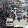 Tausende wollen nach dem schweren Erdbeben Nepals Hauptstadt Kathmandu verlassen. 