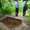In diesem Erdloch in einem Waldstück bei Holzkirchen (Gemeinde Ehekirchen) im Nachbarlandkreis Neuburg-Schrobenhausen wurde die Leiche der jungen Afghanin gefunden. 