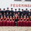Eine stattliche Mannschaft ist die Freiwillige Feuerwehr Burgadelzhausen. Das Bild zum 140-jährigen Bestehen zeigt sie mit den Festdamen. 	