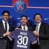 Dreifaches Glück: Präsident Nasser Al-Khelaifi freut sich zusammen mit Lionel Messi und Sportdirektor Leonardo Nascimento de Araujo über den Transfer des 34-jährigen Argentiniers. Mit ihm soll endlich der Sieg in der Champions League gelingen. 